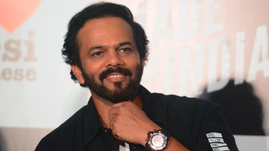 रोहित शेट्टी पोस्ट में निर्देशक ब्लैक टीशर्ट और चश्मे में नजर आते हुए, क्रिप्टिक कैप्शन के साथ