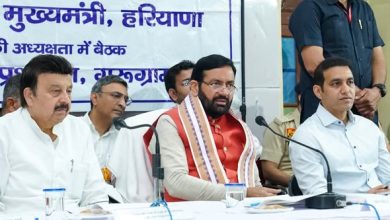 गुरुग्राम में जिला लोक संपर्क एवं कष्ट निवारण समिति की बैठक की अध्यक्षता करते मुख्यमंत्री नायब सिंह सैनी और मंत्री राव नरबीर सिंह।