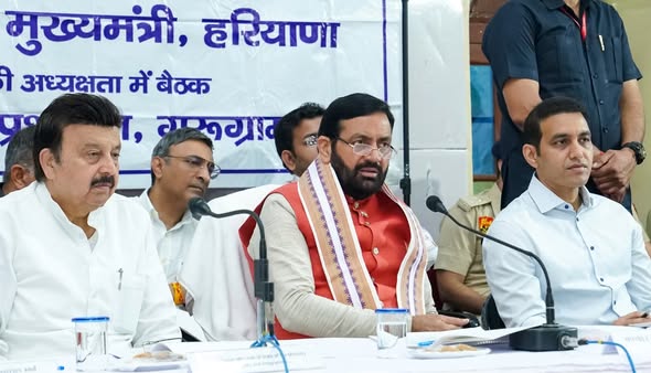 गुरुग्राम में जिला लोक संपर्क एवं कष्ट निवारण समिति की बैठक की अध्यक्षता करते मुख्यमंत्री नायब सिंह सैनी और मंत्री राव नरबीर सिंह।