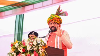 CM नायब सिंह सैनी BJP के 47वें स्थापना दिवस पर अटल बिहारी वाजपेयी की प्रतिमा का अनावरण करते हुए