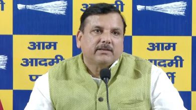 AAP नेता संजय सिंह लखनऊ में प्रेस कॉन्फ्रेंस के दौरान बीजेपी पर निशाना साधते हुए।