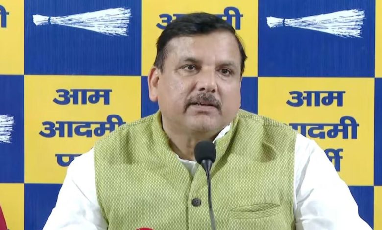 AAP नेता संजय सिंह लखनऊ में प्रेस कॉन्फ्रेंस के दौरान बीजेपी पर निशाना साधते हुए।