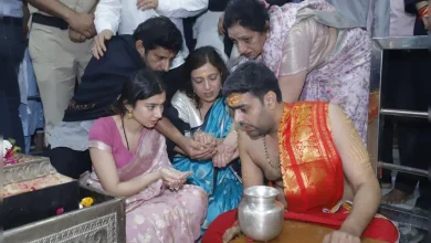 सारा अर्जुन महाकाल दर्शन के दौरान मंदिर में पूजा करती हुईं एक्ट्रेस