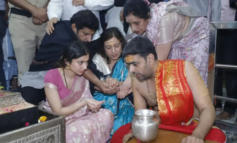 सारा अर्जुन महाकाल दर्शन के दौरान मंदिर में पूजा करती हुईं एक्ट्रेस