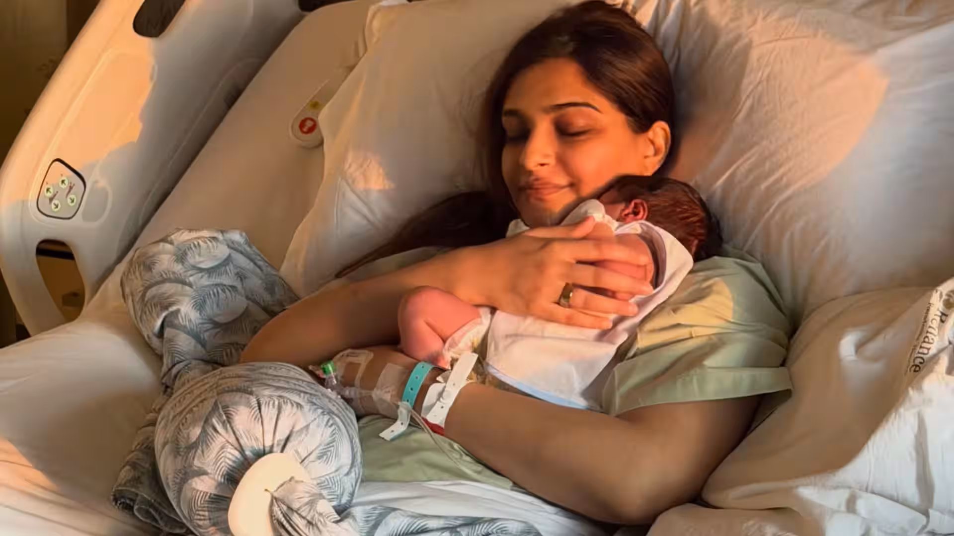 Sonam Kapoor अपने दूसरे बेटे और परिवार के साथ क्यूट फैमिली मोमेंट्स शेयर करती हुईं