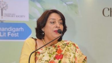 हरियाणा स्वास्थ्य विभाग की एसीएस डॉ. सुमिता मिश्रा (Dr. Sumita Mishra) सरकारी अस्पतालों में स्वच्छता निर्देशों की समीक्षा करते हुए।