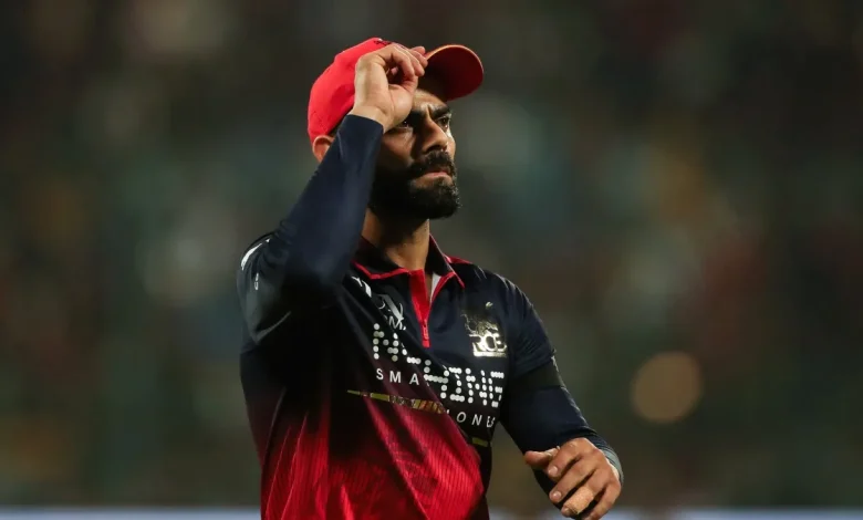 विराट कोहली IPL 2026 का मैदान में खेलते हुए फोटो, RCB vs CSK मुकाबले में शानदार प्रदर्शन।