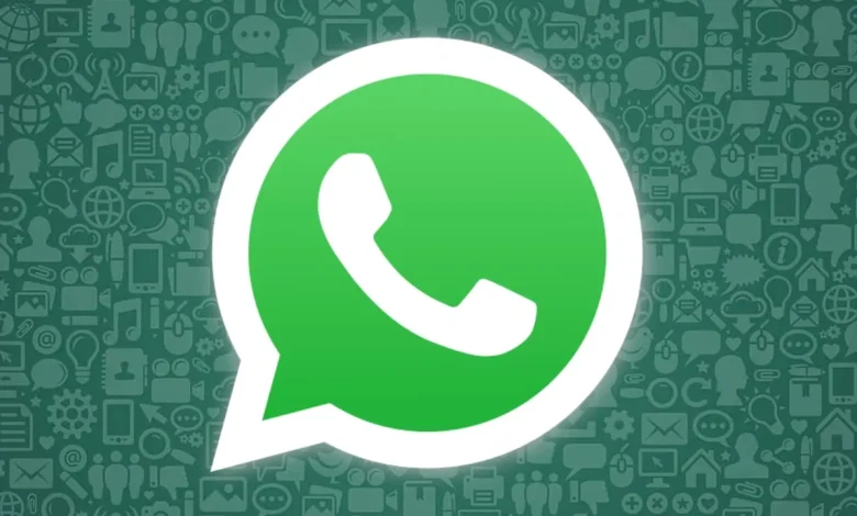 एक पुराने एंड्रॉयड स्मार्टफोन की स्क्रीन पर WhatsApp Update नोटिफिकेशन में सपोर्ट समाप्त होने का संदेश दिखाई दे रहा है।
