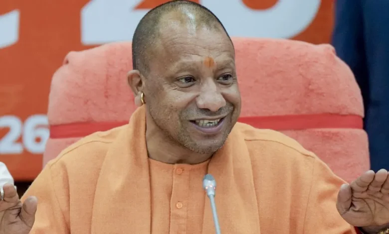 सीएम योगी आदित्यनाथ यूपी पुलिस भर्ती 2026 के लिए निर्देश देते हुए।