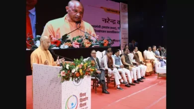 लखनऊ में चयनित अभ्यर्थियों को नियुक्ति पत्र वितरित करते मुख्यमंत्री योगी आदित्यनाथ।