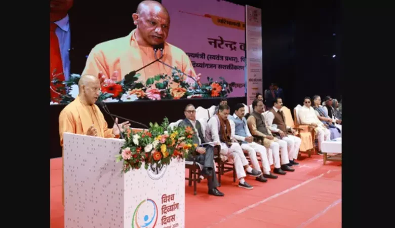 लखनऊ में चयनित अभ्यर्थियों को नियुक्ति पत्र वितरित करते मुख्यमंत्री योगी आदित्यनाथ।