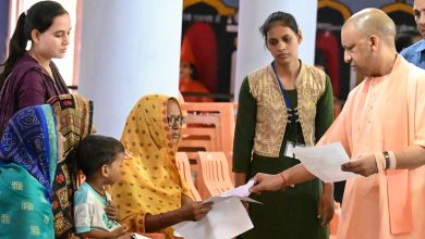 जनता दर्शन में मुख्यमंत्री योगी लोगों से मिलते हुए