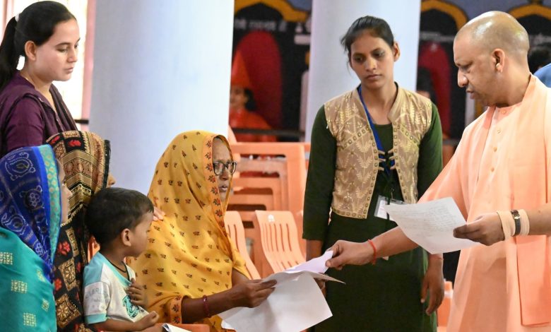 जनता दर्शन में मुख्यमंत्री योगी लोगों से मिलते हुए