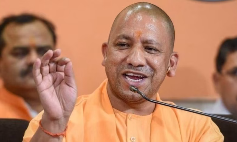 मुख्यमंत्री योगी आदित्यनाथ शिक्षामित्रों के साथ, यूपी शिक्षामित्र मानदेय बढ़ोतरी पर चर्चा करते हुए।