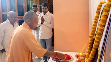 मुख्यमंत्री योगी आदित्यनाथ मारकंडेय यादव के पार्थिव शरीर पर पुष्प चक्र अर्पित कर रहे हैं – मारकंडेय यादव श्रद्धांजलि
