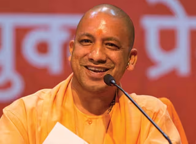 सीएम योगी आदित्यनाथ स्कूल चलो अभियान में बच्चों और शिक्षकों के साथ