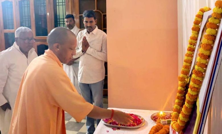 मुख्यमंत्री योगी आदित्यनाथ मारकंडेय यादव के पार्थिव शरीर पर पुष्प चक्र अर्पित कर रहे हैं – मारकंडेय यादव श्रद्धांजलि