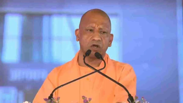 मुख्यमंत्री सीएम योगी आदित्यनाथ लखनऊ में जेम पोर्टल और सरकारी खरीद की समीक्षा बैठक लेते हुए।