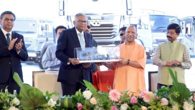 मुख्यमंत्री योगी आदित्यनाथ लखनऊ में टाटा मोटर्स के 10 लाखवें मील के पत्थर वाले वाहन का अनावरण करते हुए।