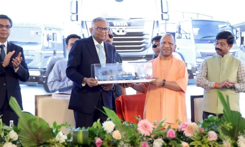 मुख्यमंत्री योगी आदित्यनाथ लखनऊ में टाटा मोटर्स के 10 लाखवें मील के पत्थर वाले वाहन का अनावरण करते हुए।