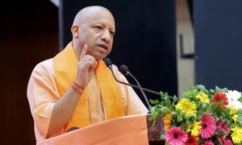 दिल्ली-देहरादून एक्सप्रेसवे के उद्घाटन के दौरान सहारनपुर में सीएम योगी का संबोधन और जनसभा की तस्वीर।