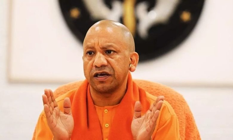 सीएम योगी आदित्यनाथ बिजली विभाग की बैठक में स्मार्ट मीटर की शिकायतों पर चर्चा करते हुए।