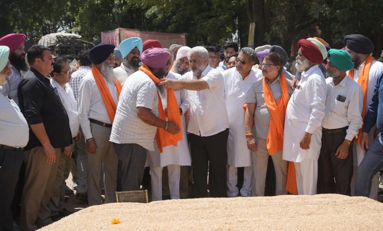 गुरदासपुर अनाज मंडी पहुंचे कैबिनेट मंत्री लाल चंद कटारूचक्क, खरीद व्यवस्था का लिया जायजा