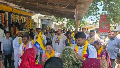 नर्मदा के गरुड़ेश्वर में डोर-टू-डोर अभियान के दौरान जनता से मिलते विधायक चैतर वसावा।