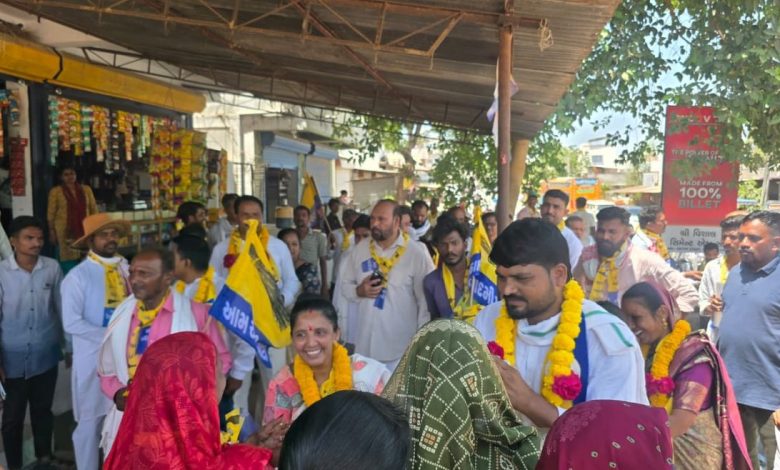 नर्मदा के गरुड़ेश्वर में डोर-टू-डोर अभियान के दौरान जनता से मिलते विधायक चैतर वसावा।