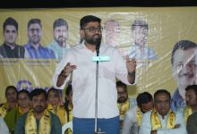 राजकोट के वार्ड नंबर 4 में AAP की जनसभा में गोपाल इटालिया के साथ भारी भीड़ और बदलाव के समर्थन में जुटे लोग