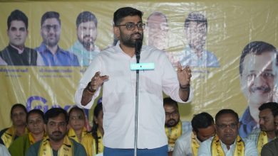 राजकोट के वार्ड नंबर 4 में AAP की जनसभा में गोपाल इटालिया के साथ भारी भीड़ और बदलाव के समर्थन में जुटे लोग