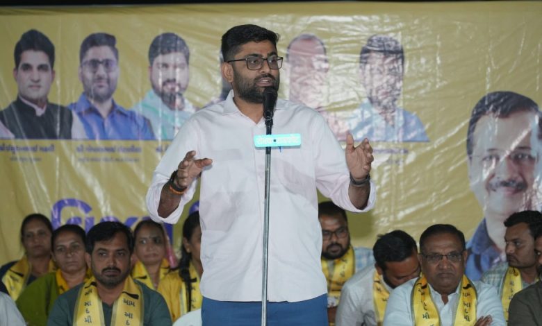 राजकोट के वार्ड नंबर 4 में AAP की जनसभा में गोपाल इटालिया के साथ भारी भीड़ और बदलाव के समर्थन में जुटे लोग