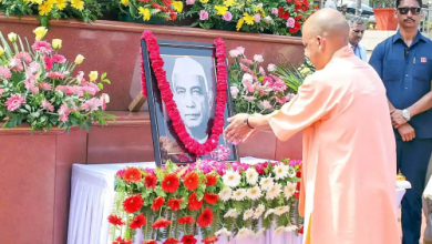 सीएम योगी आदित्यनाथ चौधरी चरण सिंह की प्रतिमा पर पुष्प अर्पित कर श्रद्धांजलि देते हुए