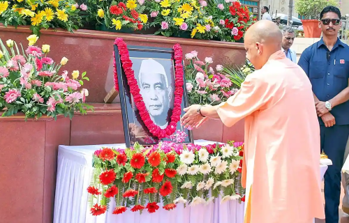 सीएम योगी आदित्यनाथ चौधरी चरण सिंह की प्रतिमा पर पुष्प अर्पित कर श्रद्धांजलि देते हुए