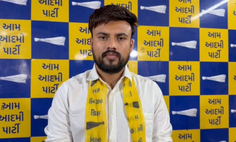AAP डॉ करन बारोट गुजरात स्थानीय स्वराज चुनाव में लोकतंत्र और चुनाव प्रक्रिया पर आरोप लगाते हुए