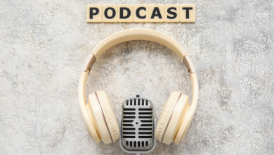 AI Podcasts दिखाते हुए डिजिटल कंटेंट जहां AI द्वारा ऑडियो पॉडकास्ट जनरेट किए जा रहे हैं