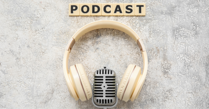 AI Podcasts दिखाते हुए डिजिटल कंटेंट जहां AI द्वारा ऑडियो पॉडकास्ट जनरेट किए जा रहे हैं