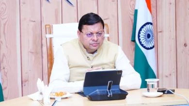 मुख्यमंत्री पुष्कर सिंह धामी सचिवालय में विकास परियोजनाओं की समीक्षा बैठक लेते हुए।