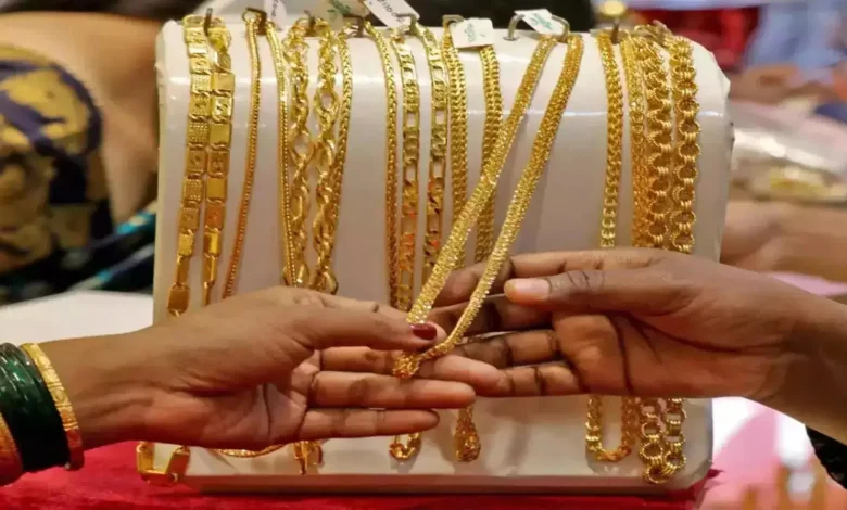 सोने के सिक्के और बार की तस्वीर, भारत में Gold Price Today में गिरावट और ताज़ा 22 कैरेट व 24 कैरेट रेट दिखाते हुए