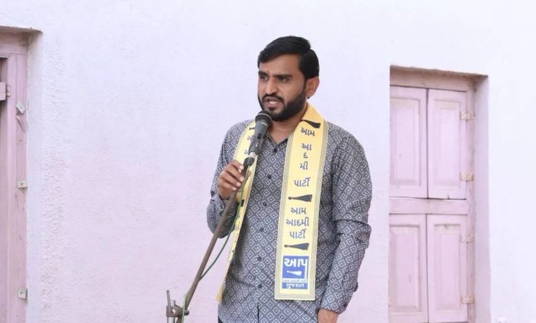 सुरेन्द्रनगर में किसान बिजली लाइन के विरोध में प्रदर्शन करते हुए, पुलिस बल मौके पर मौजूद।