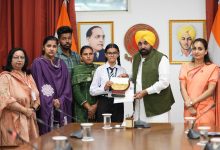 पंजाब बोर्ड 10वीं रिजल्ट 2026 के टॉपर्स ने मुख्यमंत्री भगवंत मान के साथ पंजाब की शिक्षा प्रणाली में छात्रों की सफलता का जश्न मनाया।