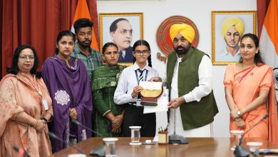 पंजाब बोर्ड 10वीं रिजल्ट 2026 के टॉपर्स ने मुख्यमंत्री भगवंत मान के साथ पंजाब की शिक्षा प्रणाली में छात्रों की सफलता का जश्न मनाया।