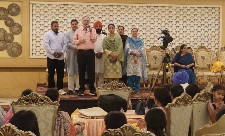 डॉ. बलबीर सिंह पटियाला में 'महिला शक्ति समारोह' के दौरान महिलाओं को सम्मानित करते हुए।