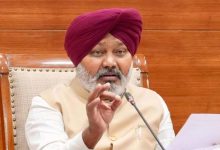 हरपाल सिंह चीमा केंद्र सरकार की नीतियों पर बयान देते हुए मीडिया से बातचीत करते हुए