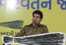 NEET पेपर लीक विवाद के बाद परीक्षा प्रणाली पर सवाल उठाते हुए छात्रों की चिंता और इसुदान गढ़वी की प्रतिक्रिया।