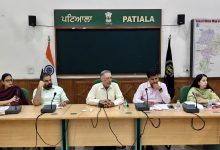 पटियाला में विकास कार्यों की समीक्षा बैठक करते हुए डॉ. बलबीर सिंह और अधिकारी