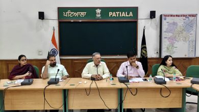 डॉ. बलबीर सिंह: पटियाला में विकास कार्यों को मिलेगी रफ्तार, बाढ़ से स्थायी राहत के लिए सरकार कर रही बड़े कदम 2 पटियाला में विकास कार्यों की समीक्षा बैठक करते हुए डॉ. बलबीर सिंह और अधिकारी