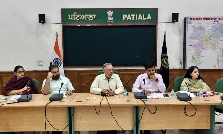 पटियाला में विकास कार्यों की समीक्षा बैठक करते हुए डॉ. बलबीर सिंह और अधिकारी