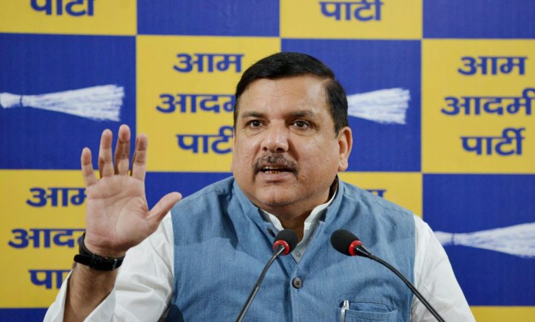 पंजाब ब्लास्ट संजय सिंह बयान में भाजपा पर नफरत फैलाने और मिशन पंजाब को लेकर आरोप लगाते हुए प्रेस वार्ता करते हुए
