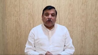गैस सिलेंडर की कीमतों पर केंद्र सरकार के खिलाफ प्रेस कॉन्फ्रेंस करते संजय सिंह।